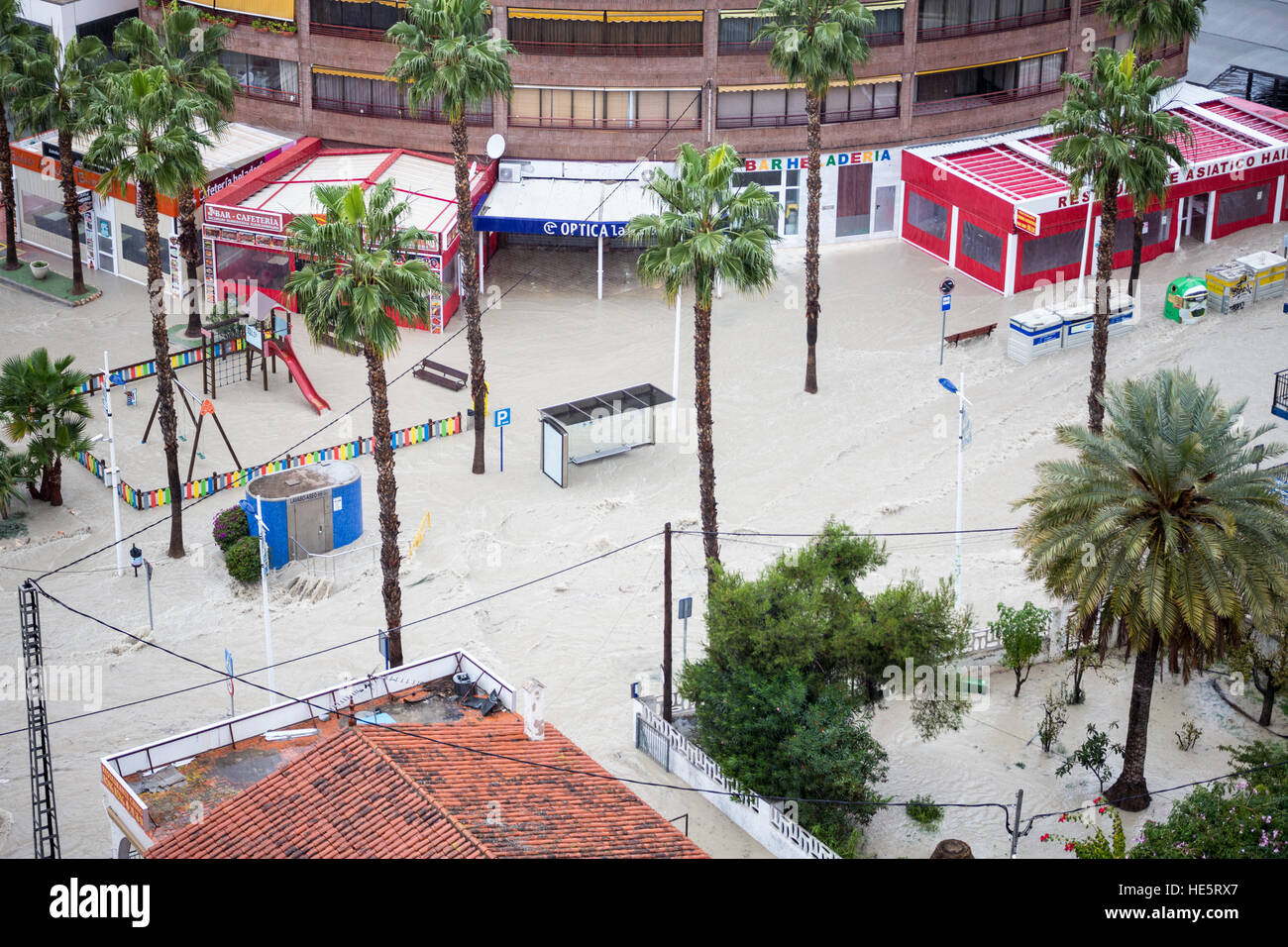 I veicoli attraversano strade allagate a la Cala, provincia di Alicante, Spagna, dopo una tempesta e inondazioni per le strade. Foto Stock