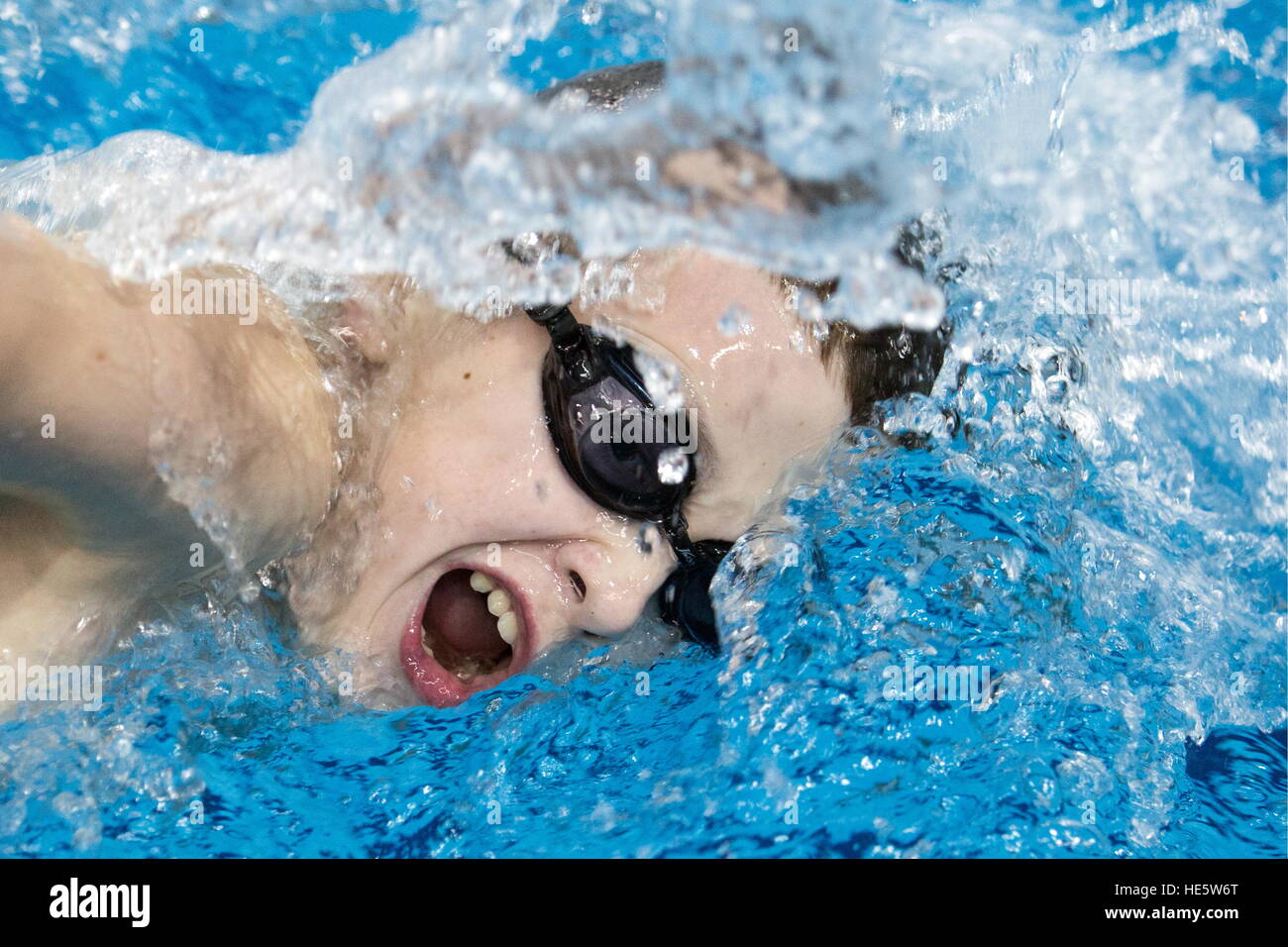 Omsk, Russia. Xvi Dec, 2016. Un partecipante in una gara di nuoto a Omsk Cadet Corps. © Dmitry Feoktistov ha/TASS/Alamy Live News Foto Stock