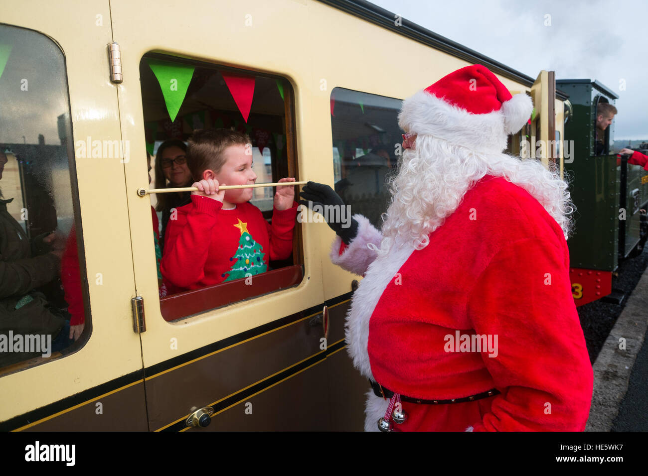 Aberystwyth, Wales, Regno Unito. Sabato 17 dicembre 2016. Famiglie e bambini godendo di una visita di Babbo Natale in un viaggio sulla valle di Rheidol; ferrovia a scartamento ridotto di 'Santa Special' treno a vapore in partenza dalla stazione in Aberystwyth Wales UK Foto © Keith Morris/Alamy Live News Foto Stock