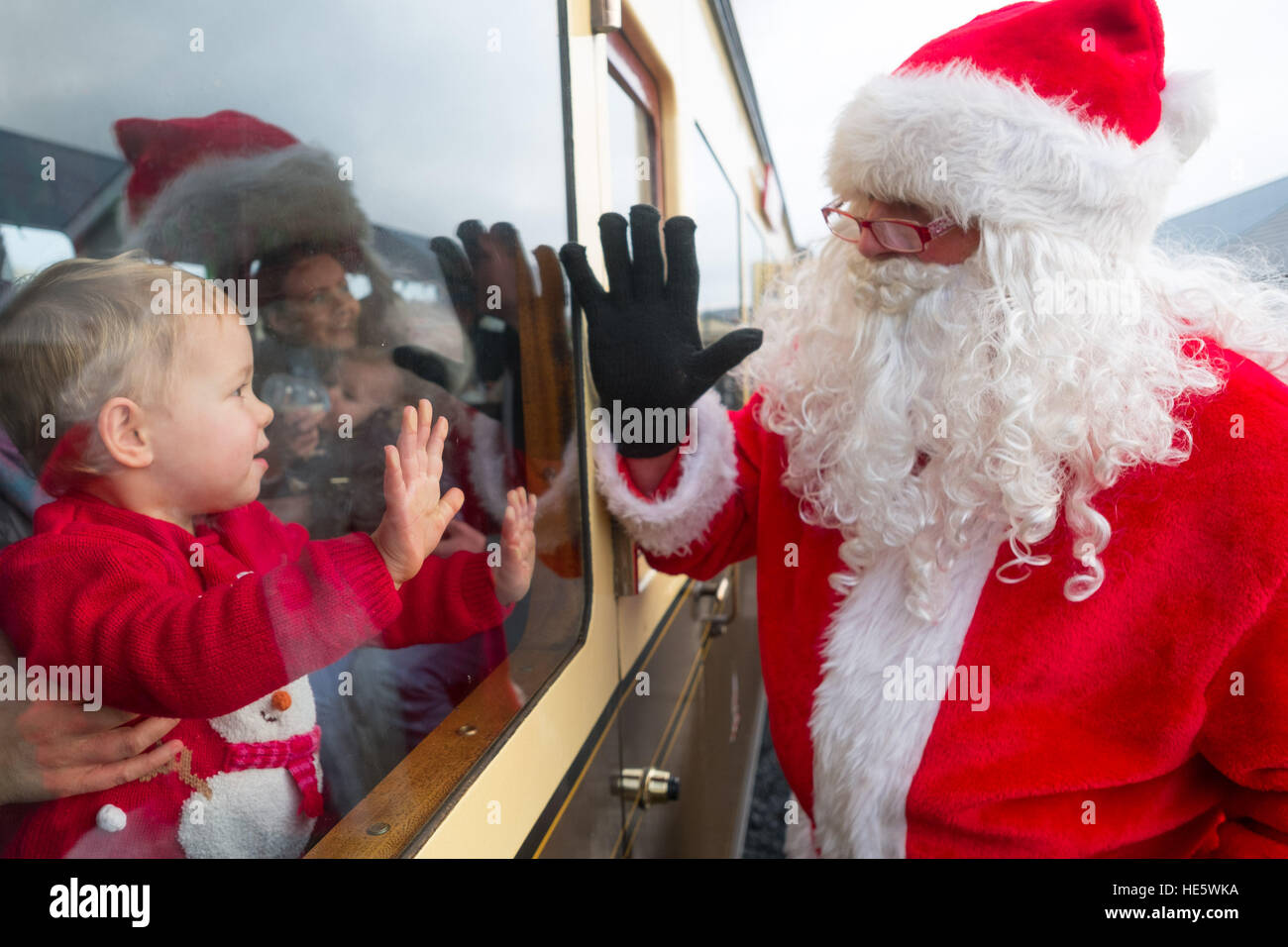 Aberystwyth, Wales, Regno Unito. Sabato 17 dicembre 2016. Famiglie e bambini godendo di una visita di Babbo Natale in un viaggio sulla valle di Rheidol; ferrovia a scartamento ridotto di 'Santa Special' treno a vapore in partenza dalla stazione in Aberystwyth Wales UK Foto © Keith Morris/Alamy Live News Foto Stock