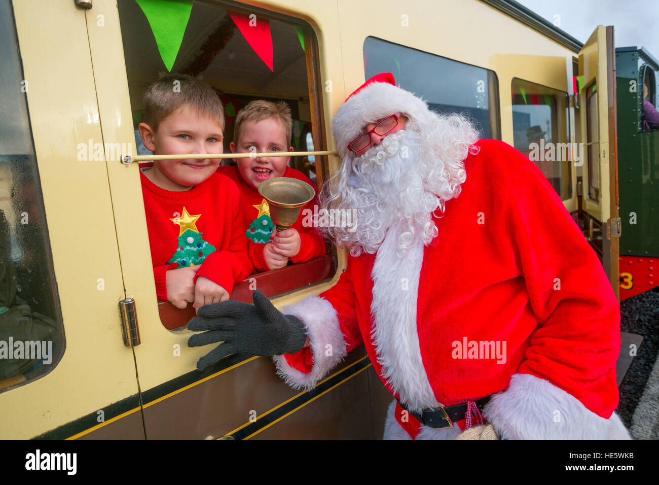 Aberystwyth, Wales, Regno Unito. Sabato 17 dicembre 2016. Famiglie e bambini godendo di una visita di Babbo Natale in un viaggio sulla valle di Rheidol; ferrovia a scartamento ridotto di 'Santa Special' treno a vapore in partenza dalla stazione in Aberystwyth Wales UK Foto © Keith Morris/Alamy Live News Foto Stock