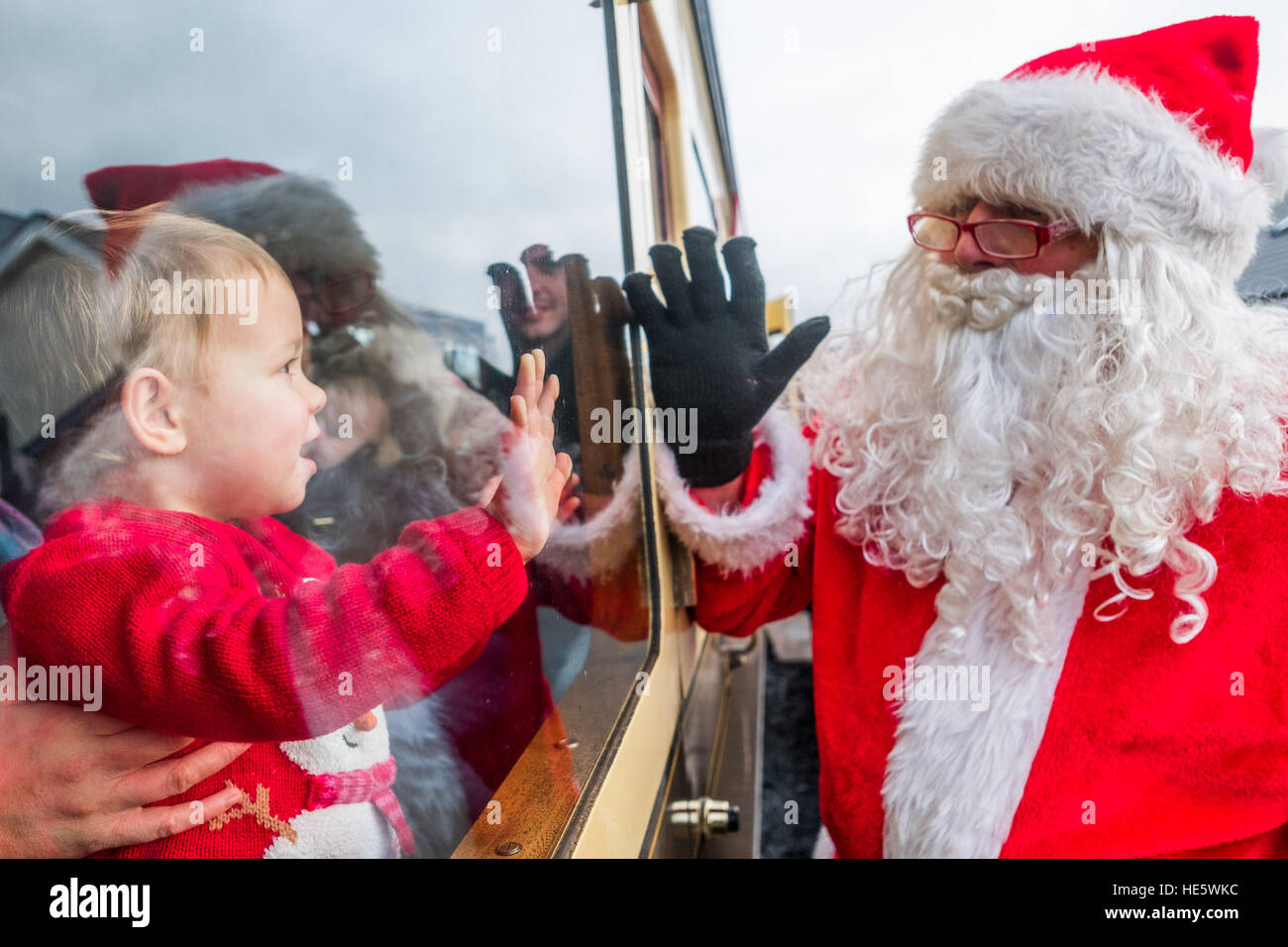 Aberystwyth, Wales, Regno Unito. Sabato 17 dicembre 2016. Famiglie e bambini godendo di una visita di Babbo Natale in un viaggio sulla valle di Rheidol; ferrovia a scartamento ridotto di 'Santa Special' treno a vapore in partenza dalla stazione in Aberystwyth Wales UK Foto © Keith Morris/Alamy Live News Foto Stock