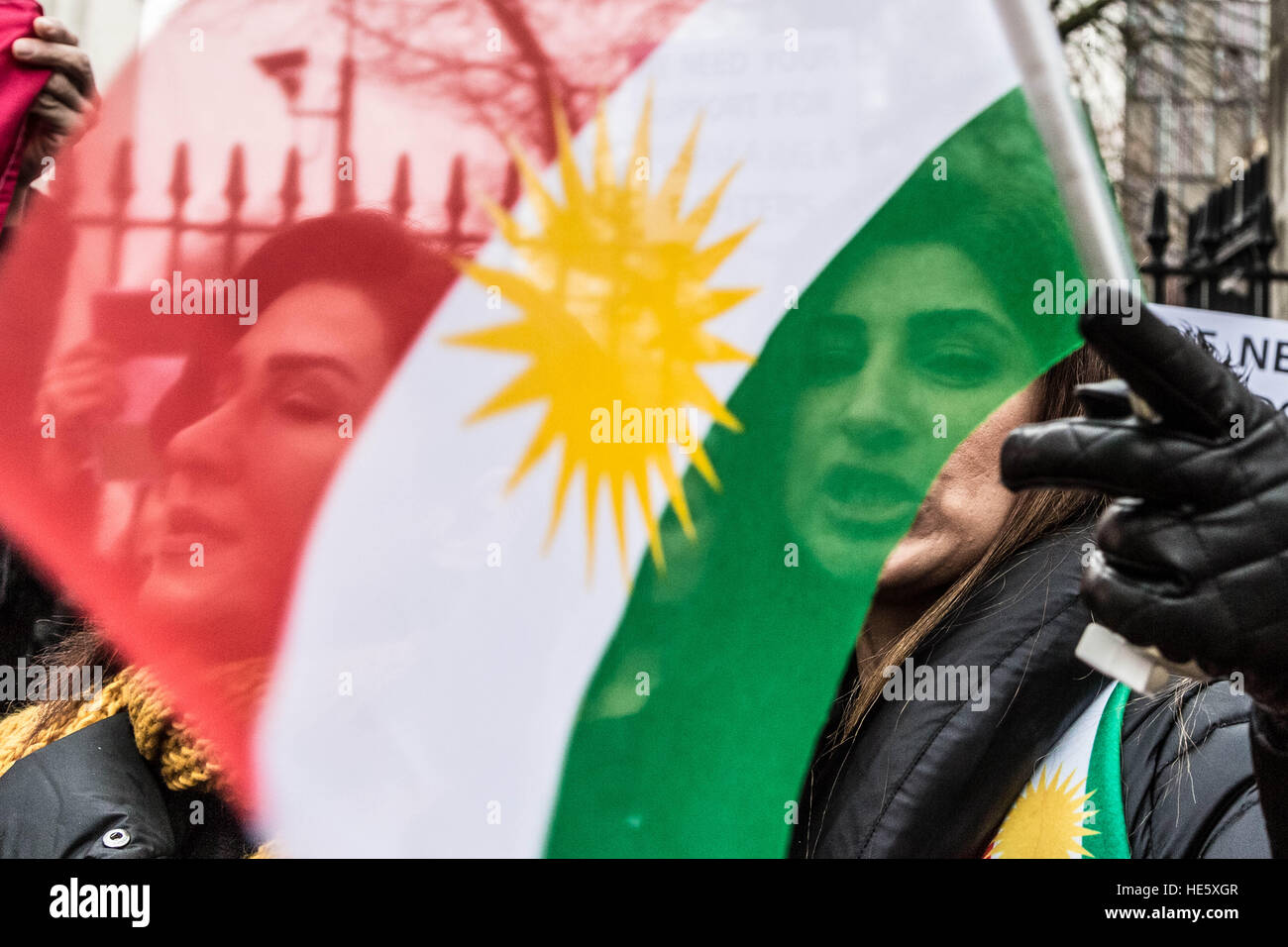 Londra, Regno Unito. 17 dicembre, 2016. In base britannica curdi dimostrare di fronte a Downing Street che esigono un Kurdistan indipendente membro © Guy Corbishley/Alamy Live News Foto Stock