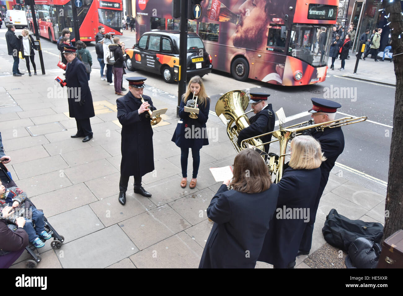 Oxford Street, Londra, Regno Unito. 17 dicembre 2016. L'Esercito della Salvezza brass band suona musiche natalizie su Oxford Street. Foto Stock