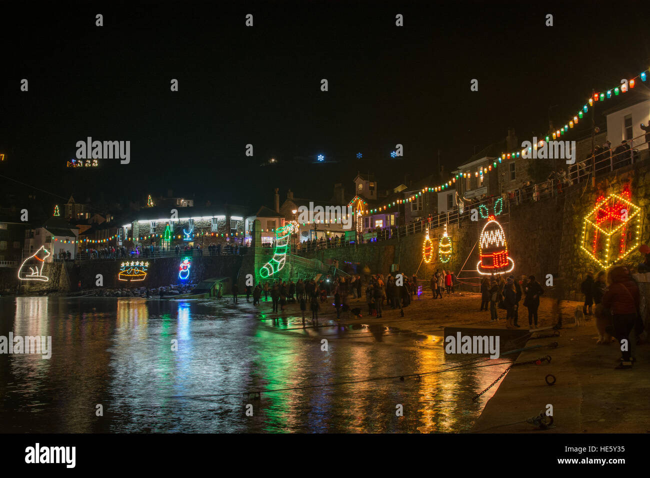 Mousehole, Cornwall, Regno Unito. 17 dicembre 2016. Migliaia di persone pack nel piccolo villaggio di porto di Mousehole per guardare l'interruttore su on, del porto di natale luce display. Credito: Simon Maycock/Alamy Live News Foto Stock