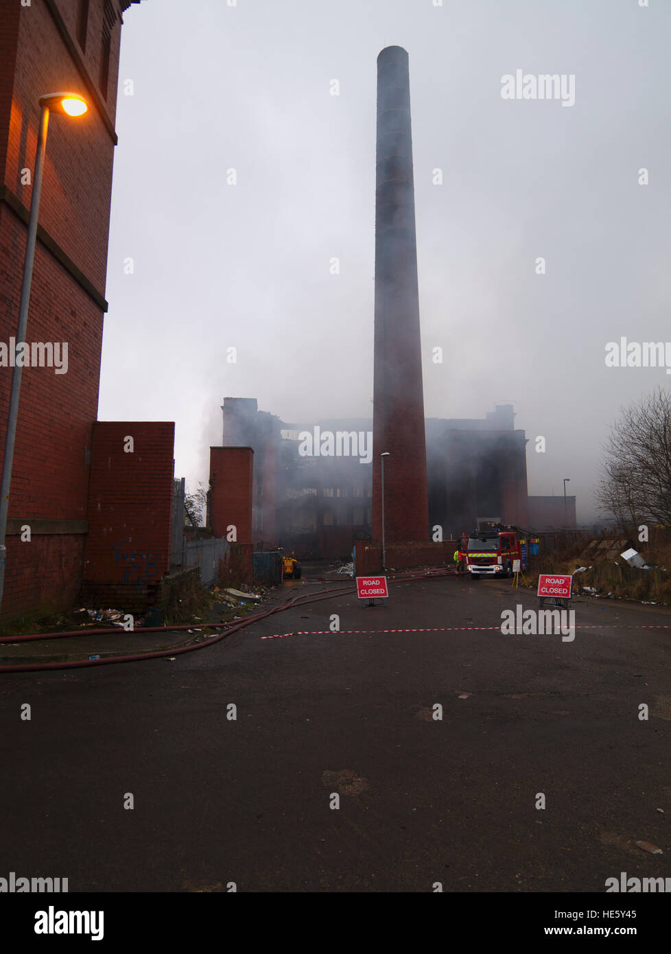 Servizi di emergenza hanno evacuato più di 100 nelle vicinanze proprietà dopo un grande incendio scoppiato in un mulino di carta sito nella Greater Manchester. Più di 70 vigili del fuoco e 15 motori fire da Greater Manchester Fire e servizio di soccorso sono combattere l'incendio dell'edificio sulla strada Cardwell in Oldham, a nord-est di Manchester, il giovedì mattina. Foto Stock