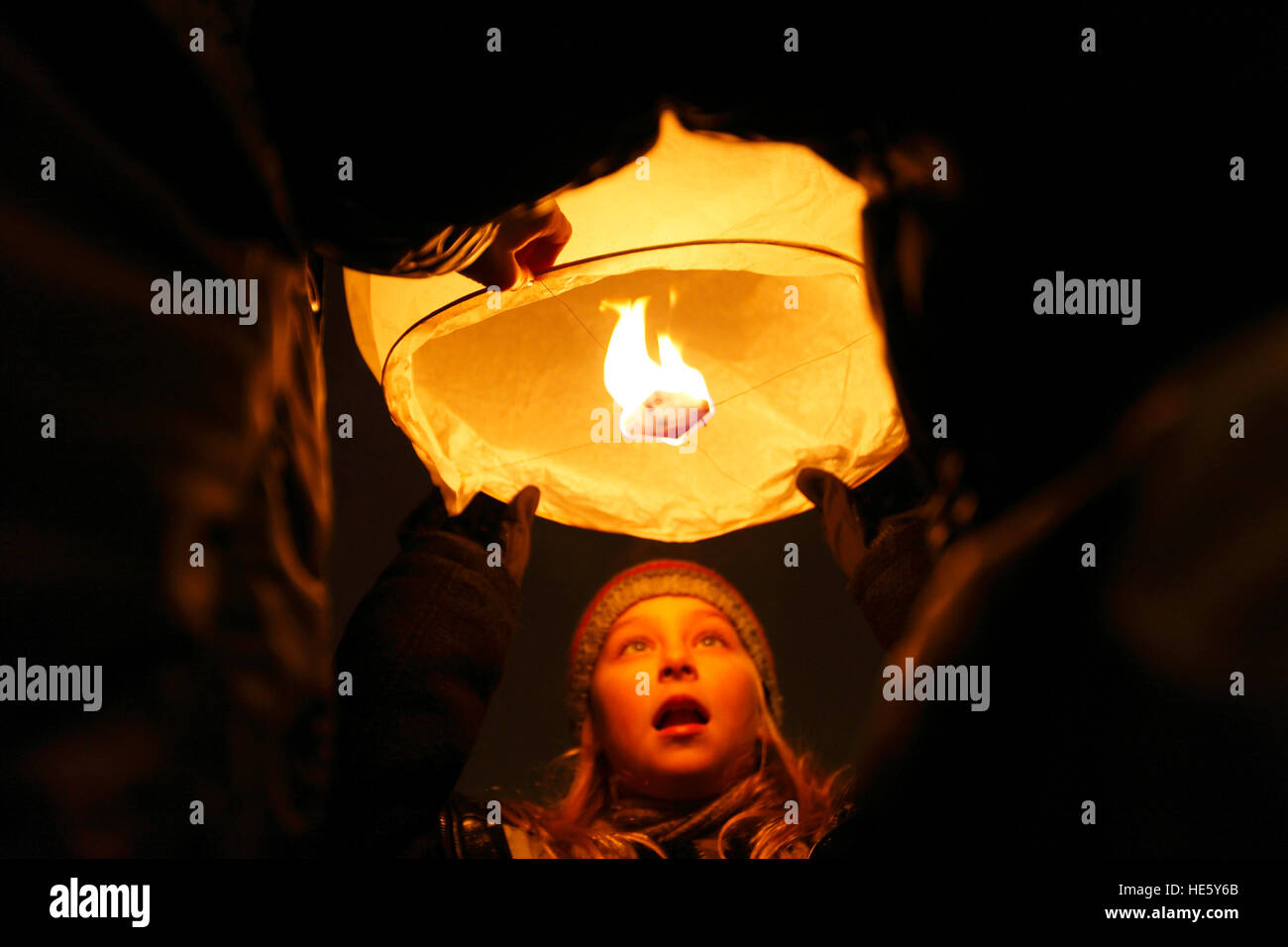 Zagabria, Croazia. Xvii Dec, 2016. Bambina tenendo un cielo lanterna (focus sulla fiamma) su aiuti umanitari " le luci di Natale di auguri", rilasciando 5000 lanterne di Natale per malattia di timo. Credito: Nino Marcutti/Alamy Live News Foto Stock