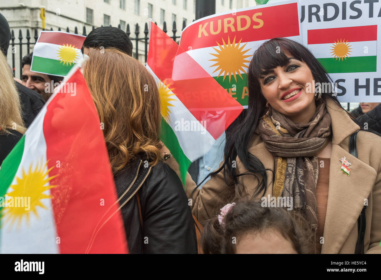 Londra, Regno Unito. Xvii Dec, 2016. I curdi, molti indossa o agitando la libera il Kurdistan bandiera, di protesta di fronte a Downing St chiamando per il mondo civilizzato per riconoscere i sacrifici compiuti dai Peshmarga nella lotta per la libertà e contro il fondamentalismo islamico in Iraq e la Siria. Essi sottolineano il un numero crescente di attacchi contro i curdi da parte del governo turco che è il tentativo di distruggere la loro identità nazionale e per chiedere il sostegno per la loro lotta per uno stato libero ed indipendente del Kurdistan. © Peter Marshall / Alamy Live News Foto Stock