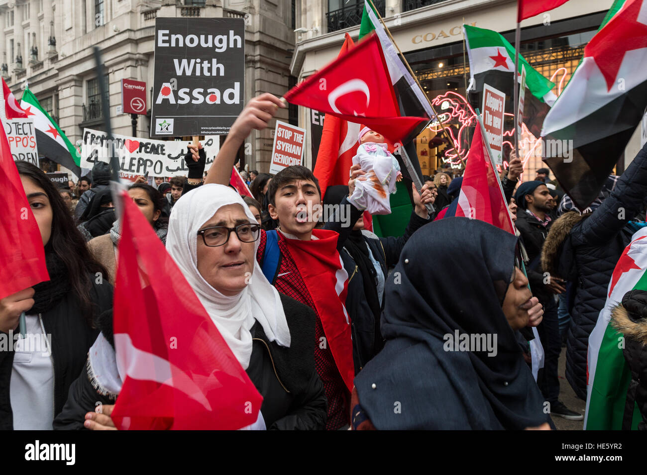 Londra, Regno Unito. 17 dicembre 2016. Centinaia di manifestanti hanno preso parte in 'Marco per Aleppo' nel centro di Londra per mostrare la solidarietà con le persone da assediata città di Aleppo e altre aree di lacerata dalla guerra Siria. I partecipanti hanno invitato la comunità internazionale ad intervenire in materia di atrocità contro i civili e a intensificare gli sforzi per risolvere la crisi umanitaria nelle zone di guerra Siria. Wiktor Szymanowicz/Alamy Live News Foto Stock