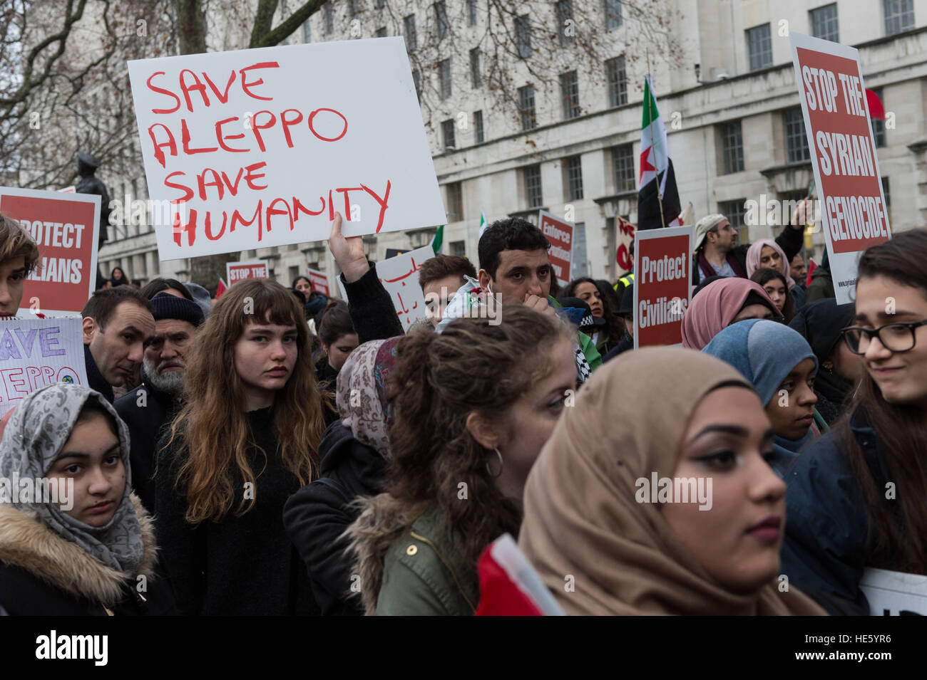 Londra, Regno Unito. 17 dicembre 2016. Centinaia di manifestanti hanno preso parte in 'Marco per Aleppo' nel centro di Londra per mostrare la solidarietà con le persone da assediata città di Aleppo e altre aree di lacerata dalla guerra Siria. I partecipanti hanno invitato la comunità internazionale ad intervenire in materia di atrocità contro i civili e a intensificare gli sforzi per risolvere la crisi umanitaria nelle zone di guerra Siria. Wiktor Szymanowicz/Alamy Live News Foto Stock