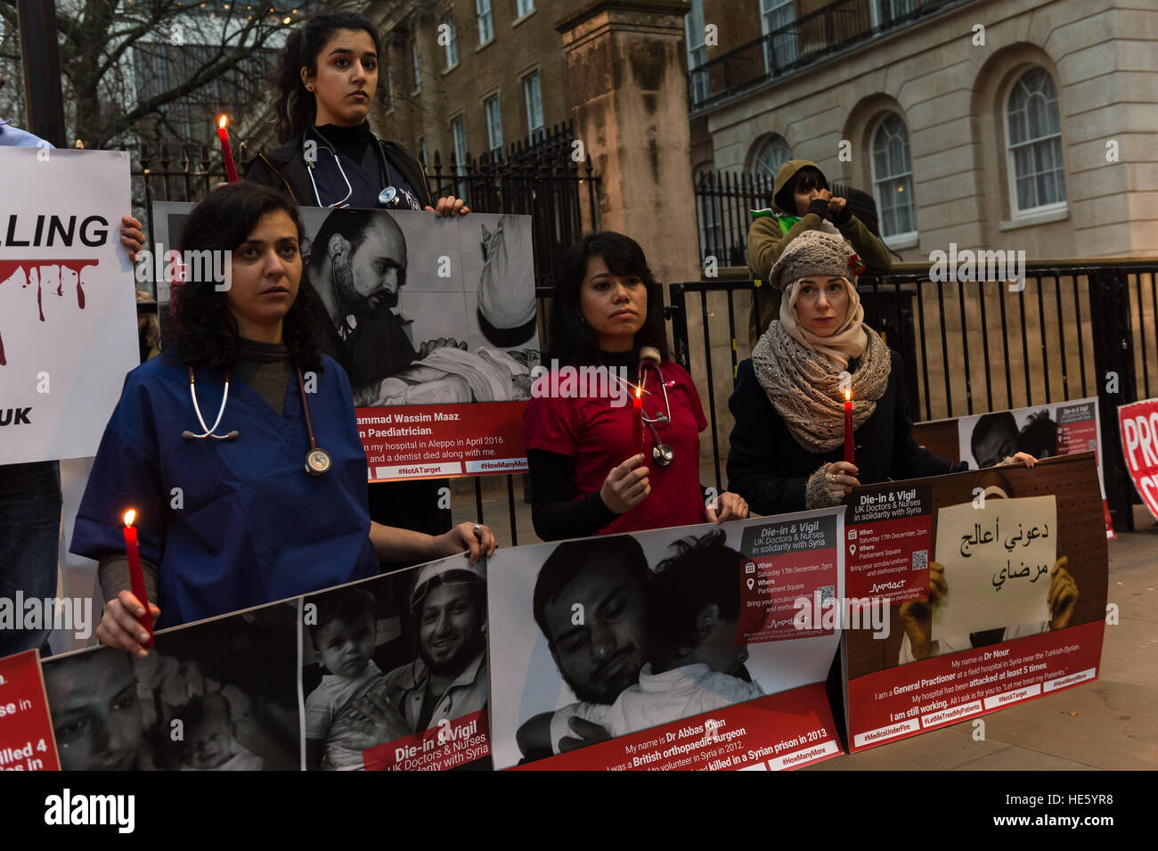 Londra, Regno Unito. 17 dicembre 2016. Centinaia di manifestanti hanno preso parte in 'Marco per Aleppo' nel centro di Londra per mostrare la solidarietà con le persone da assediata città di Aleppo e altre aree di lacerata dalla guerra Siria. I partecipanti hanno invitato la comunità internazionale ad intervenire in materia di atrocità contro i civili e a intensificare gli sforzi per risolvere la crisi umanitaria nelle zone di guerra Siria. Wiktor Szymanowicz/Alamy Live News Foto Stock