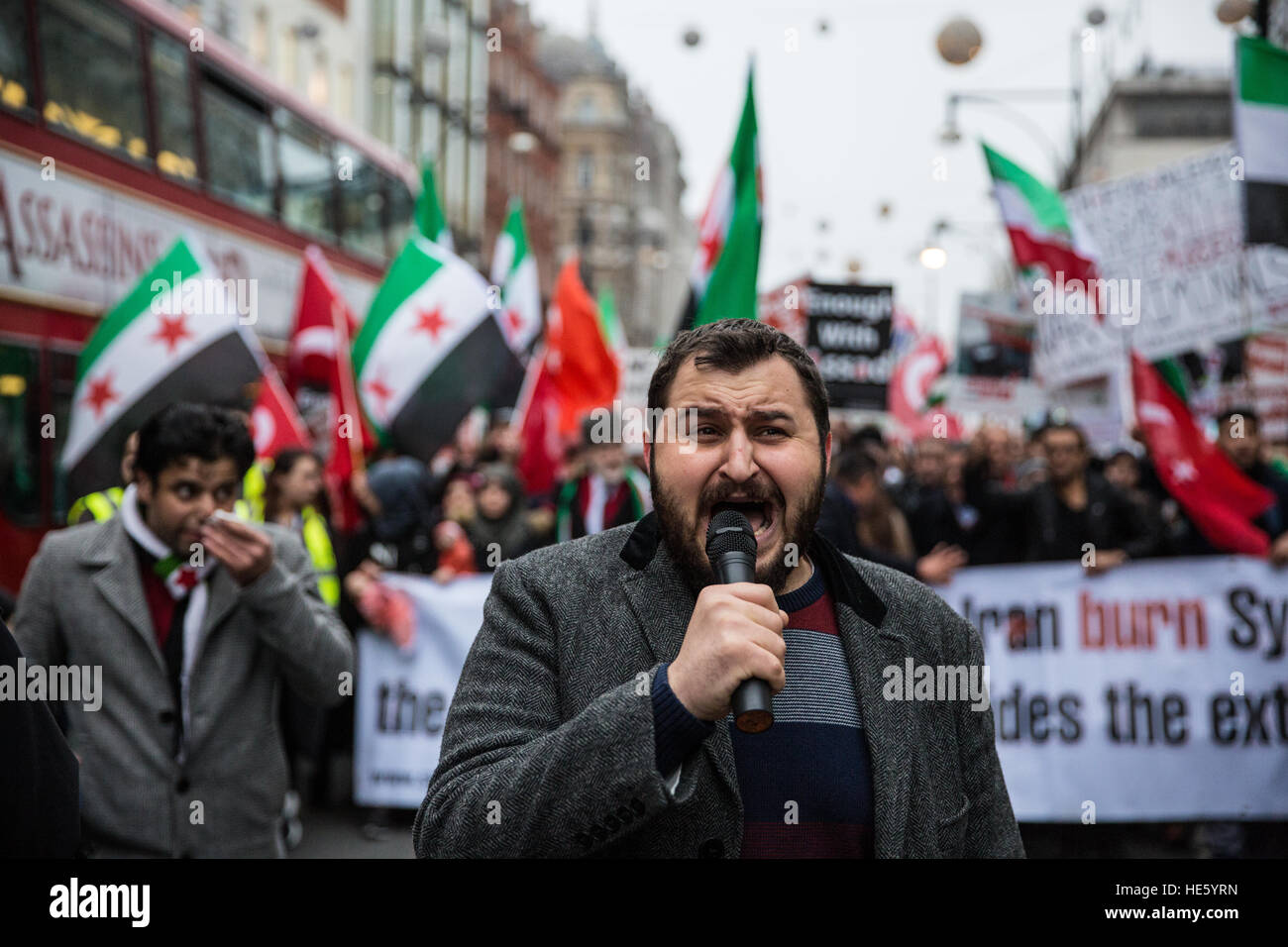 Londra, Regno Unito. 17 dicembre, 2016. Il mese di marzo per Aleppo, organizzata dalla Siria Campagna di solidarietà, passa attraverso il centro di Londra in segno di protesta contro il western inazione di fronte subito attacchi su Aleppo da Assad il governo siriano e i suoi alleati, in particolare la Russia. Foto Stock