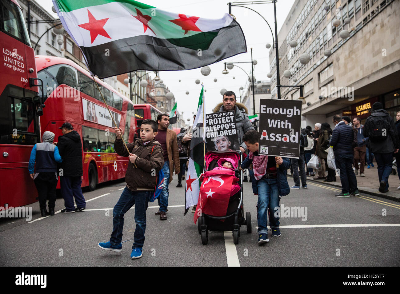 Londra, Regno Unito. 17 dicembre, 2016. Il mese di marzo per Aleppo, organizzata dalla Siria Campagna di solidarietà, passa attraverso il centro di Londra in segno di protesta contro il western inazione di fronte subito attacchi su Aleppo da Assad il governo siriano e i suoi alleati, in particolare la Russia. Foto Stock