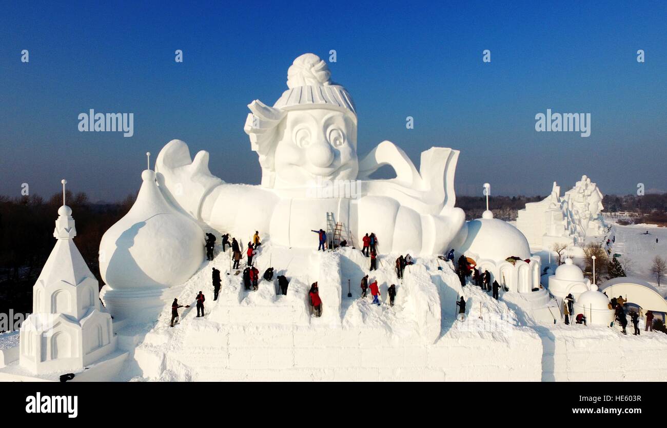 Harbin, la Cina della Provincia di Heilongjiang. Xvii Dec, 2016. Alle persone di lavorare su una scultura di neve nel Parco della scultura di neve art expo di Harbin, capitale del nord-est della Cina di Provincia di Heilongjiang, Dic 17, 2016. Una 34-metro-alta scultura di neve, il più alto all'expo, ha rivelato se stesso. © Wang Jianwei/Xinhua/Alamy Live News Foto Stock