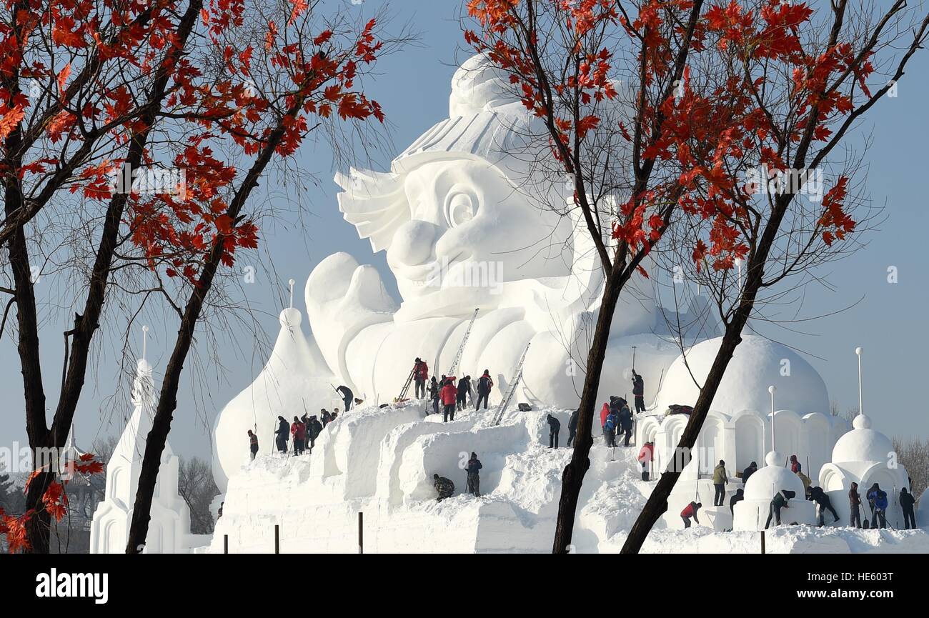 Harbin, la Cina della Provincia di Heilongjiang. Xvii Dec, 2016. Alle persone di lavorare su una scultura di neve nel Parco della scultura di neve art expo di Harbin, capitale del nord-est della Cina di Provincia di Heilongjiang, Dic 17, 2016. Una 34-metro-alta scultura di neve, il più alto all'expo, ha rivelato se stesso. © Wang Jianwei/Xinhua/Alamy Live News Foto Stock