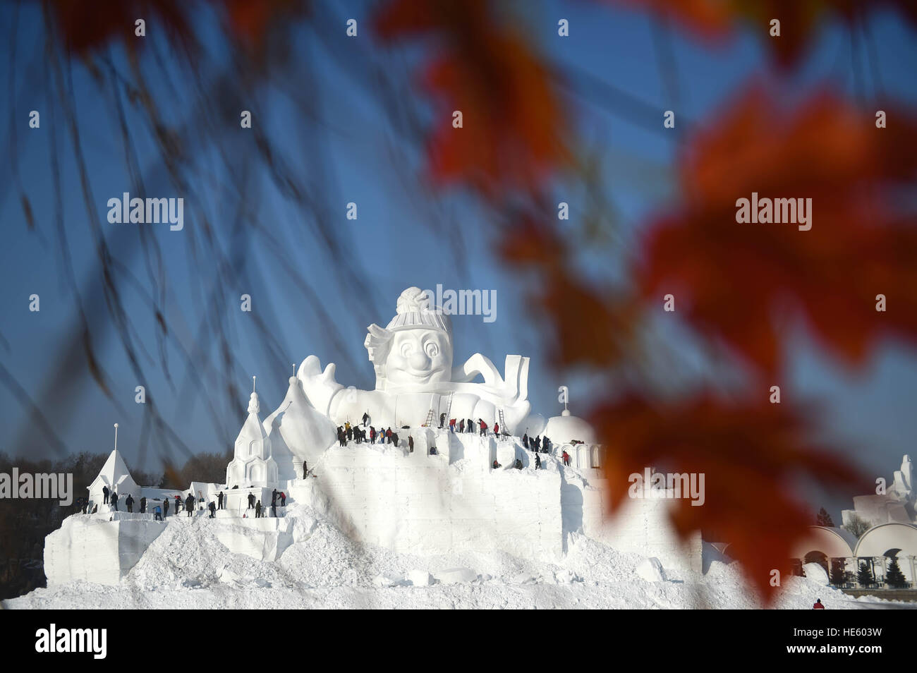 Harbin, la Cina della Provincia di Heilongjiang. Xvii Dec, 2016. Alle persone di lavorare su una scultura di neve nel Parco della scultura di neve art expo di Harbin, capitale del nord-est della Cina di Provincia di Heilongjiang, Dic 17, 2016. Una 34-metro-alta scultura di neve, il più alto all'expo, ha rivelato se stesso. © Wang Jianwei/Xinhua/Alamy Live News Foto Stock