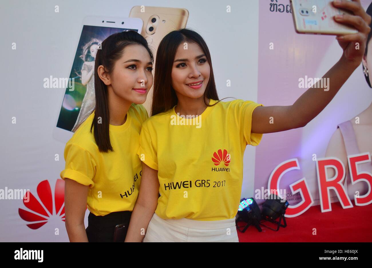 Vientiane, Laos. Xvii Dec, 2016. Modelli prendono selfies da un Huawei smart phone in Vientiane, Laos, Dic 17, 2016. Huawei Technologies ha introdotto Huawei GR5 2017 nel mercato del Laos a Vientiane di sabato. © Liu Ailun/Xinhua/Alamy Live News Foto Stock