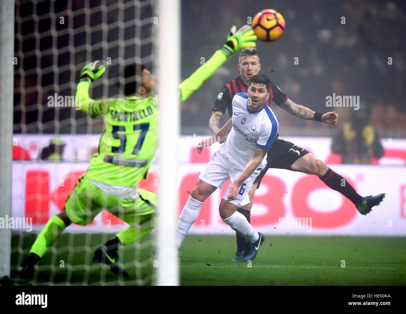 Milano. Xvii Dec, 2016. Juraj Kucka (retro) di AC Milano Spara la palla come Marco Sportiello di Atalanta raggiunge fuori per un salvataggio durante il campionato italiano di una partita di calcio a Milano a Dic. 17, 2016. © Daniele Mascolo/Xinhua/Alamy Live News Foto Stock