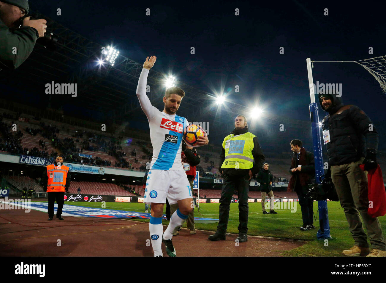 Napoli, Italia. Xviii Dicembre, 2016. Dries Mertens alla fine il campionato italiano di una partita di calcio tra SSC Napoli e Torino alla stadio San Paolo di Napoli Italia, Dicembre 18, 2016 © agnfoto/Alamy Live News Foto Stock