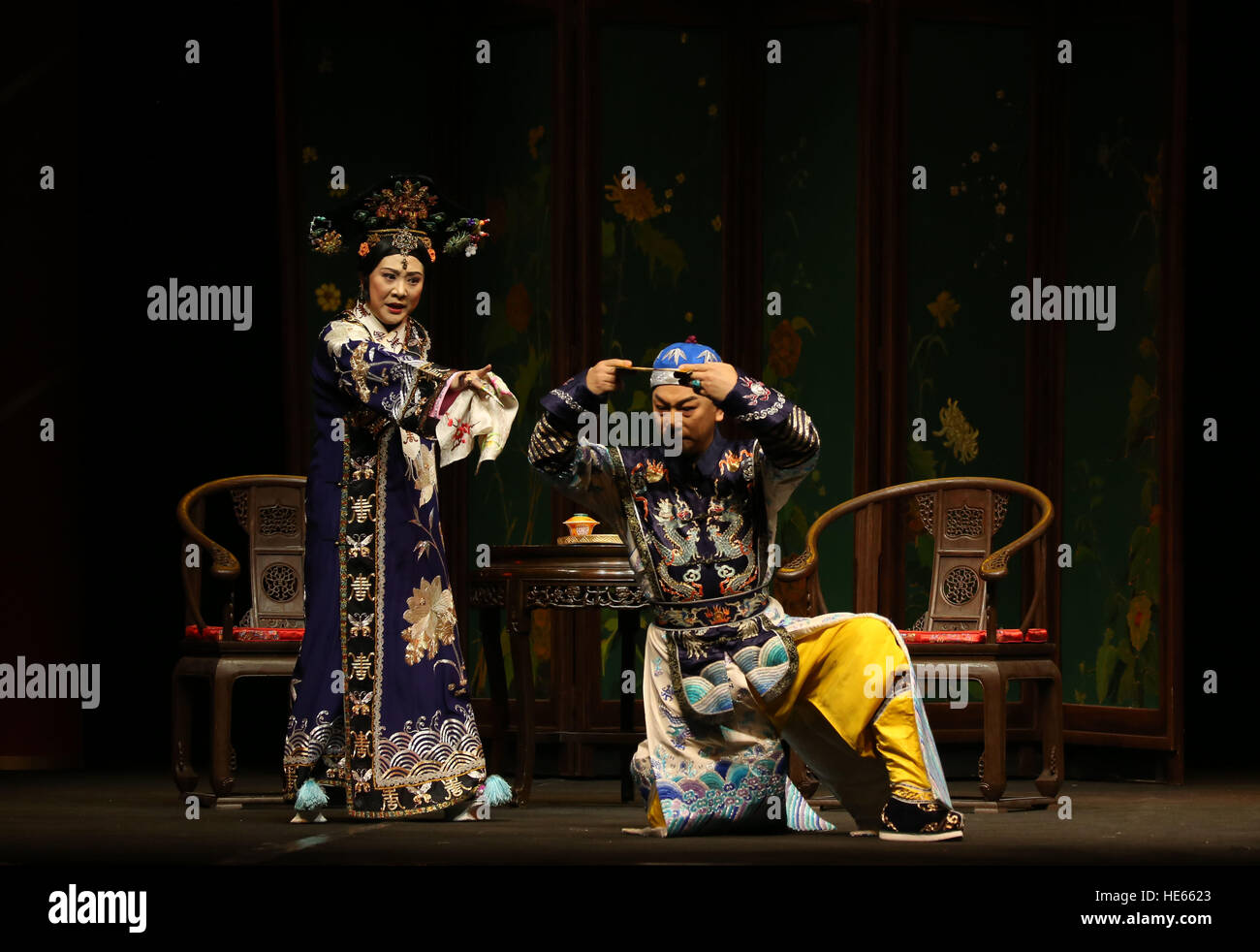 Pechino, Cina. Xviii Dicembre, 2016. Pechino Opera 'Empress Dowager Cixi e principessa Der Ling' è in scena al Mei Lanfang teatro in Pechino, capitale della Cina, Dic 18, 2016. © Jin Liangkuai/Xinhua/Alamy Live News Foto Stock