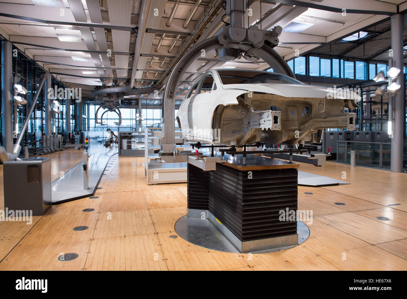 Dresden, Germania. Xix Dec, 2016. Uno dei primi pre-produzione Volkswagen 'e-Golf' veicoli illustrata a linea di assemblaggio al Gleserne Manufaktur (trasparente) in fabbrica a Dresda, Germania, 19 dicembre 2016. L'e-Golf è quella di essere prodotto in fabbrica a partire dal mese di aprile 2017. Foto: Arno Burgi/dpa-Zentralbild/dpa/Alamy Live News Foto Stock