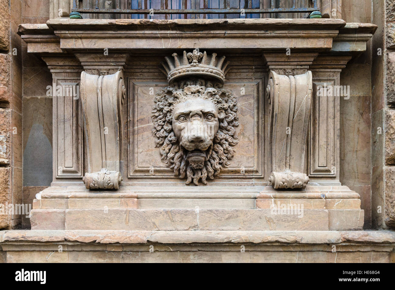 Viaggiare in Italia - testa leone decorazione della parete esterna di palazzo Pitti a Firenze città Foto Stock