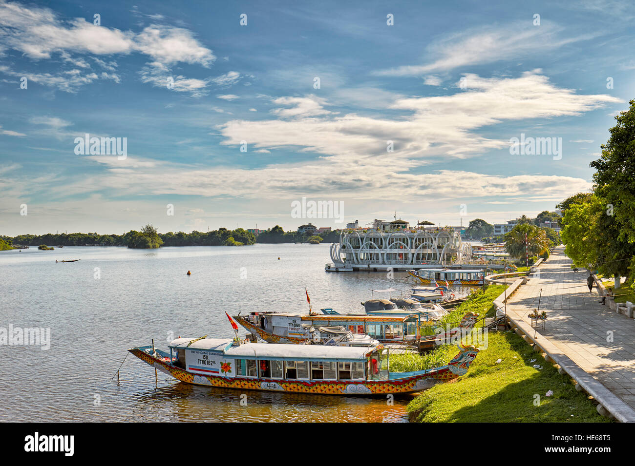 Tradizionale vietnamita barche drago ormeggiato sul Fiume Perfume. Tinta, Vietnam. Foto Stock