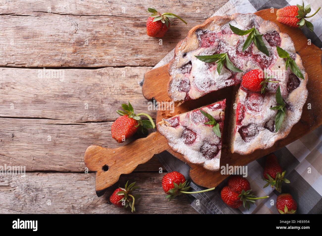 Fragola rustico Torta dolce su un tagliere. Orizzontale vista superiore Foto Stock