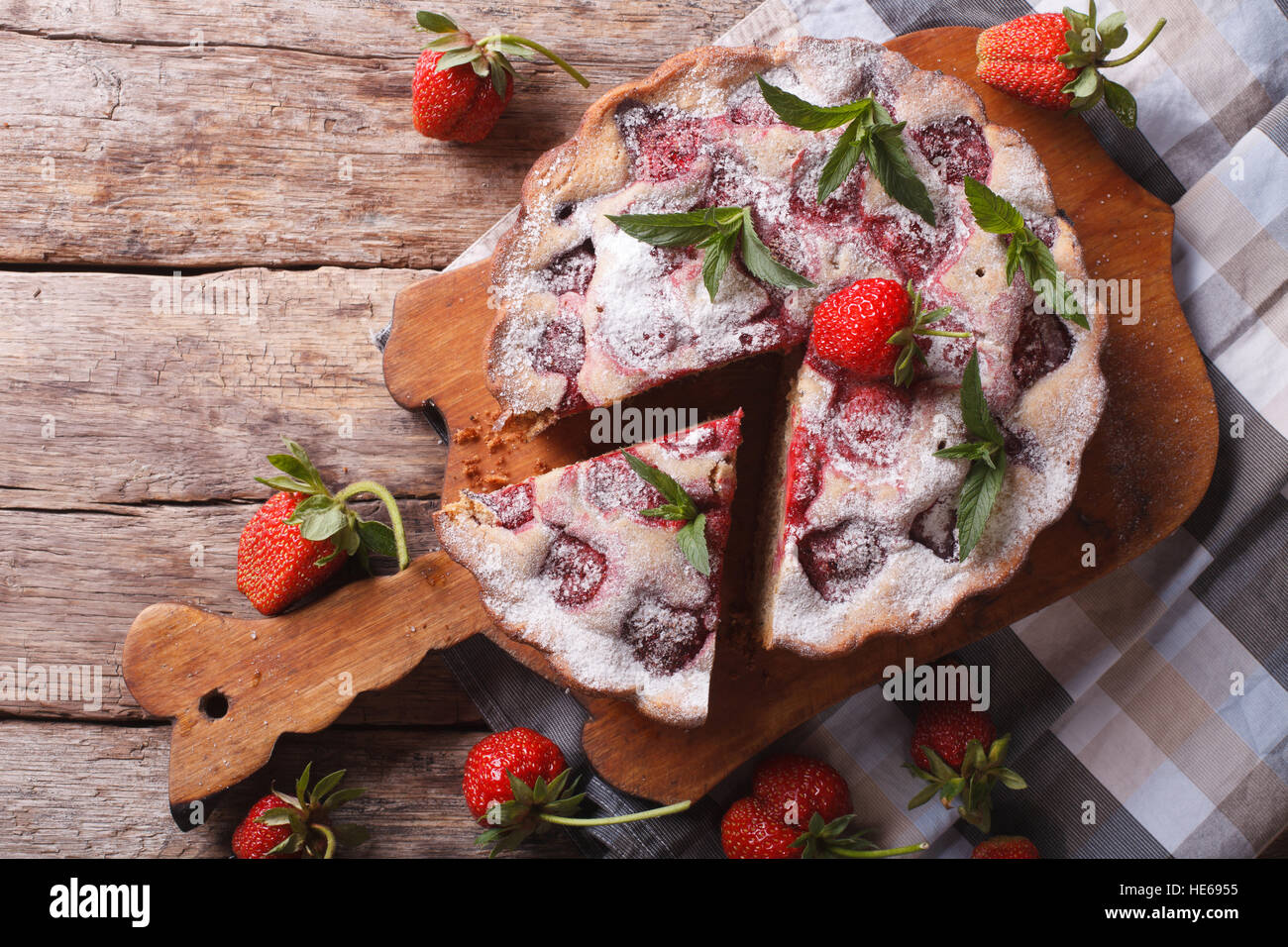 Fragola rustico Torta dolce su un tagliere. Parte superiore orizzontale Visualizza ingrandimento Foto Stock