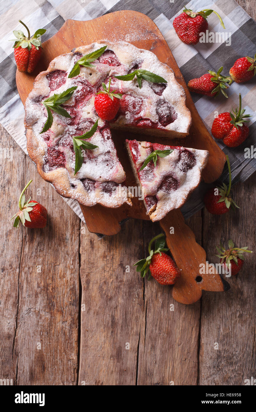 Fragola rustico Torta dolce su un tagliere. verticale vista superiore Foto Stock