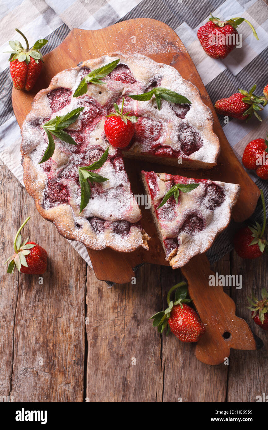 Fragola rustico Torta dolce su un tagliere. verticale in alto Visualizza ingrandimento Foto Stock