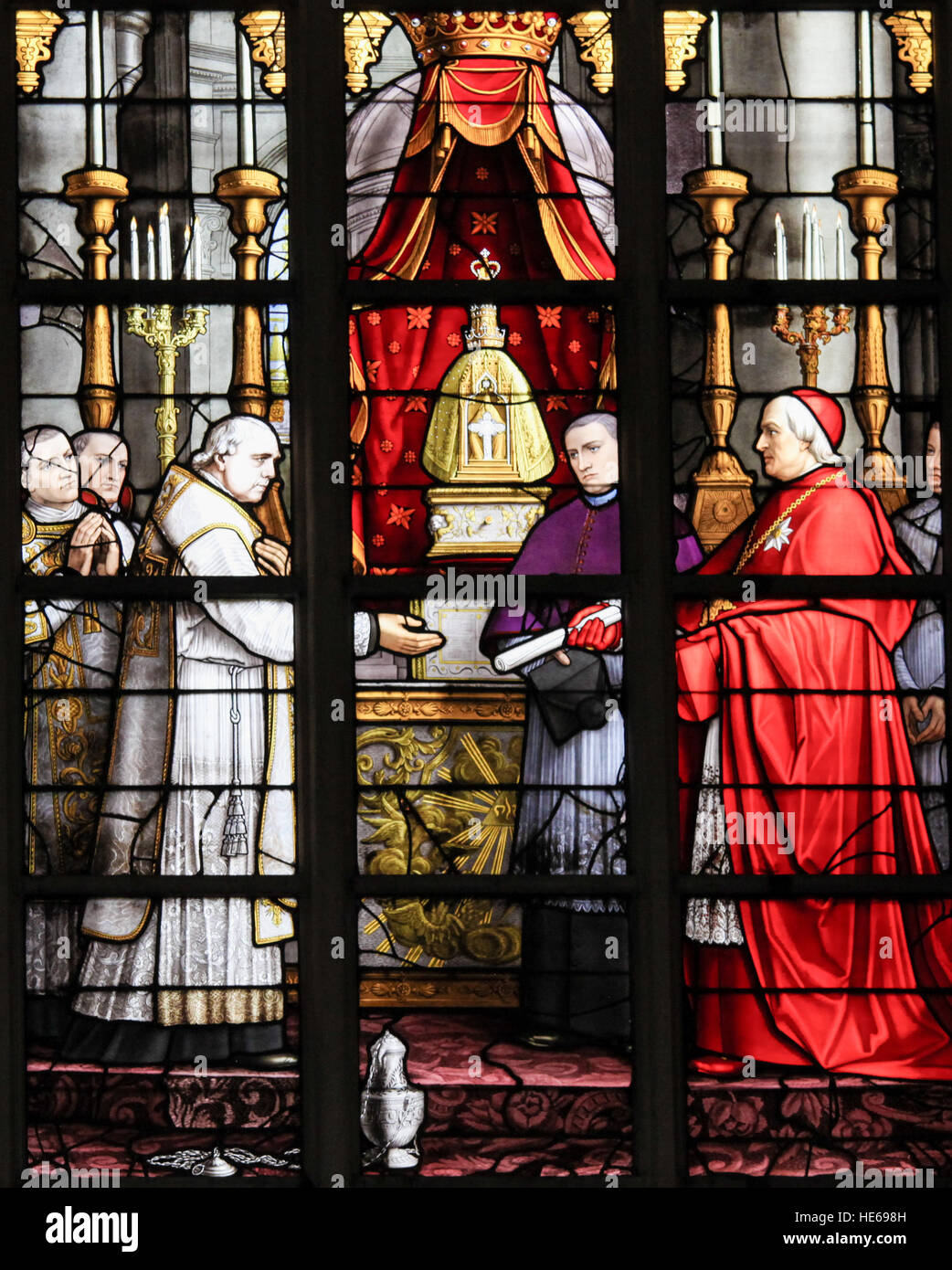 Vetrata raffigurante un Cardinale rifondazione il Brothership del sacramento del miracolo nel 1861, nella Cattedrale di Bruxelles, Belgio. Foto Stock