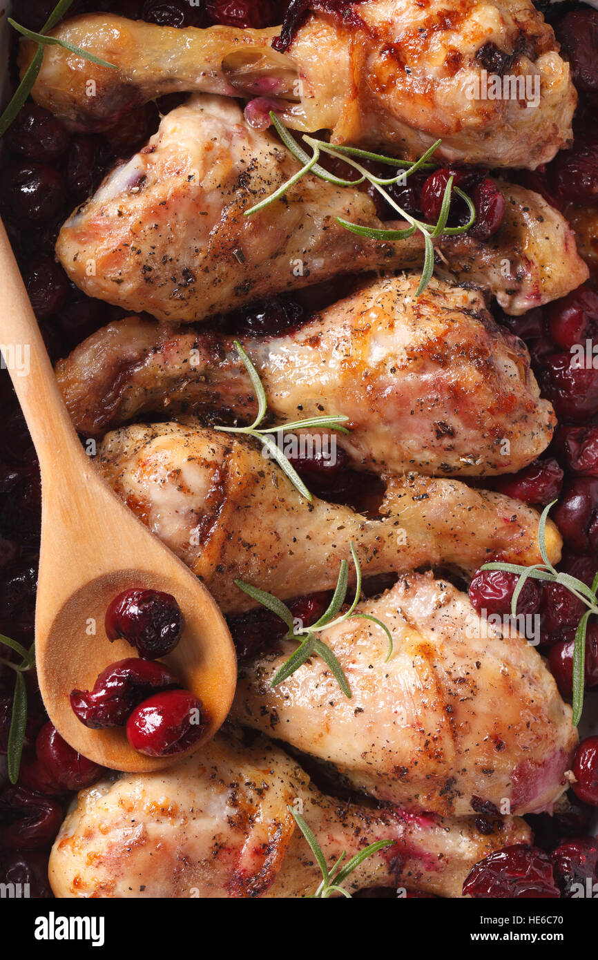 Pollo al Forno con gamba ciliegia e rosmarino macro. verticale vista superiore Foto Stock
