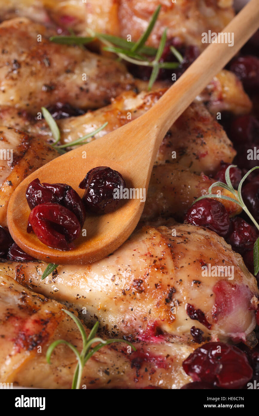 Pollo al Forno con gamba ciliegia e rosmarino macro verticale. Foto Stock