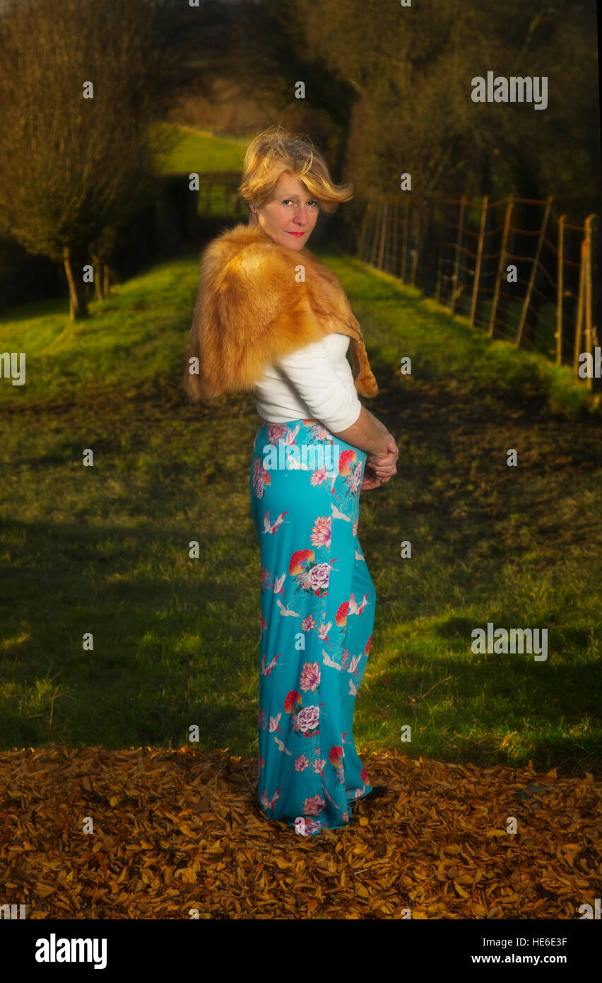 La mezza età lady waring vintage pelliccia di volpe Foto Stock