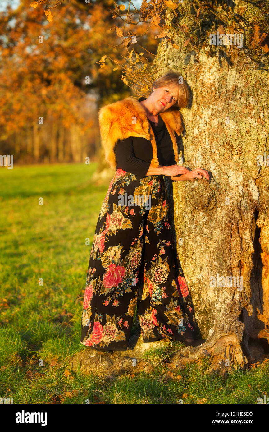 La mezza età lady waring vintage pelliccia di volpe Foto Stock