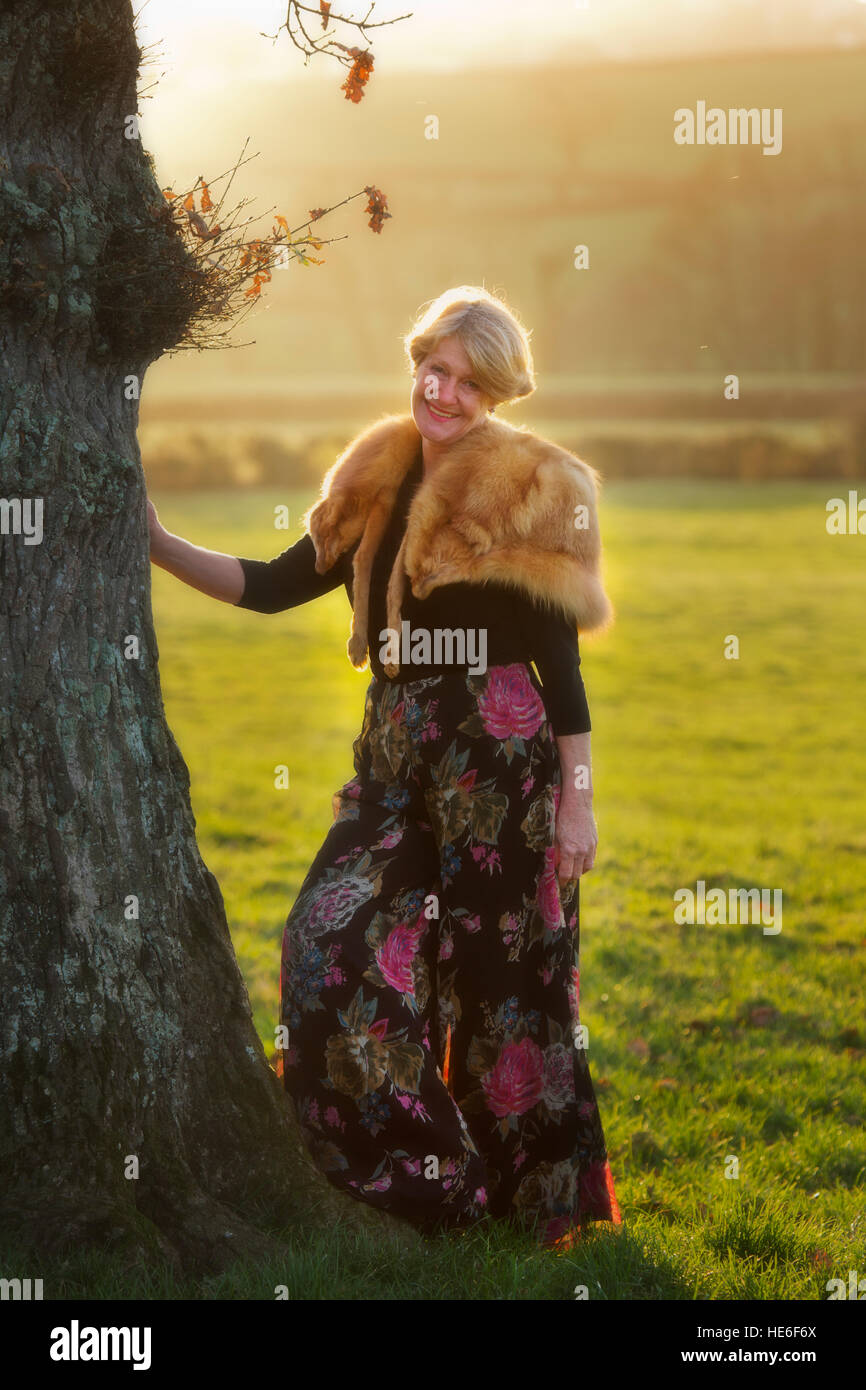 Donna di media età che indossa pelliccia vintage di volpe Foto Stock