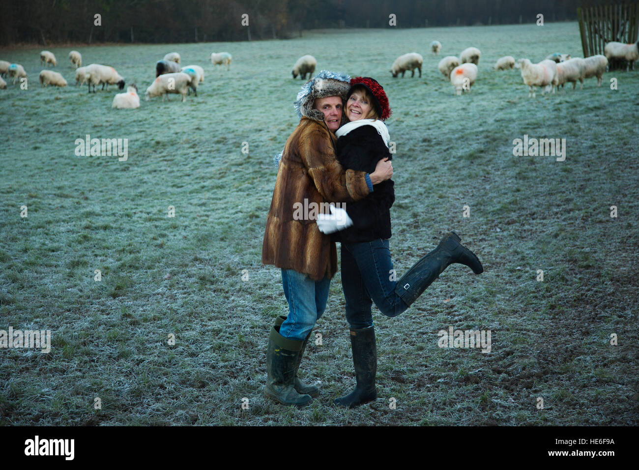 Un giovane waring pellicce su un gelido mattino Foto Stock
