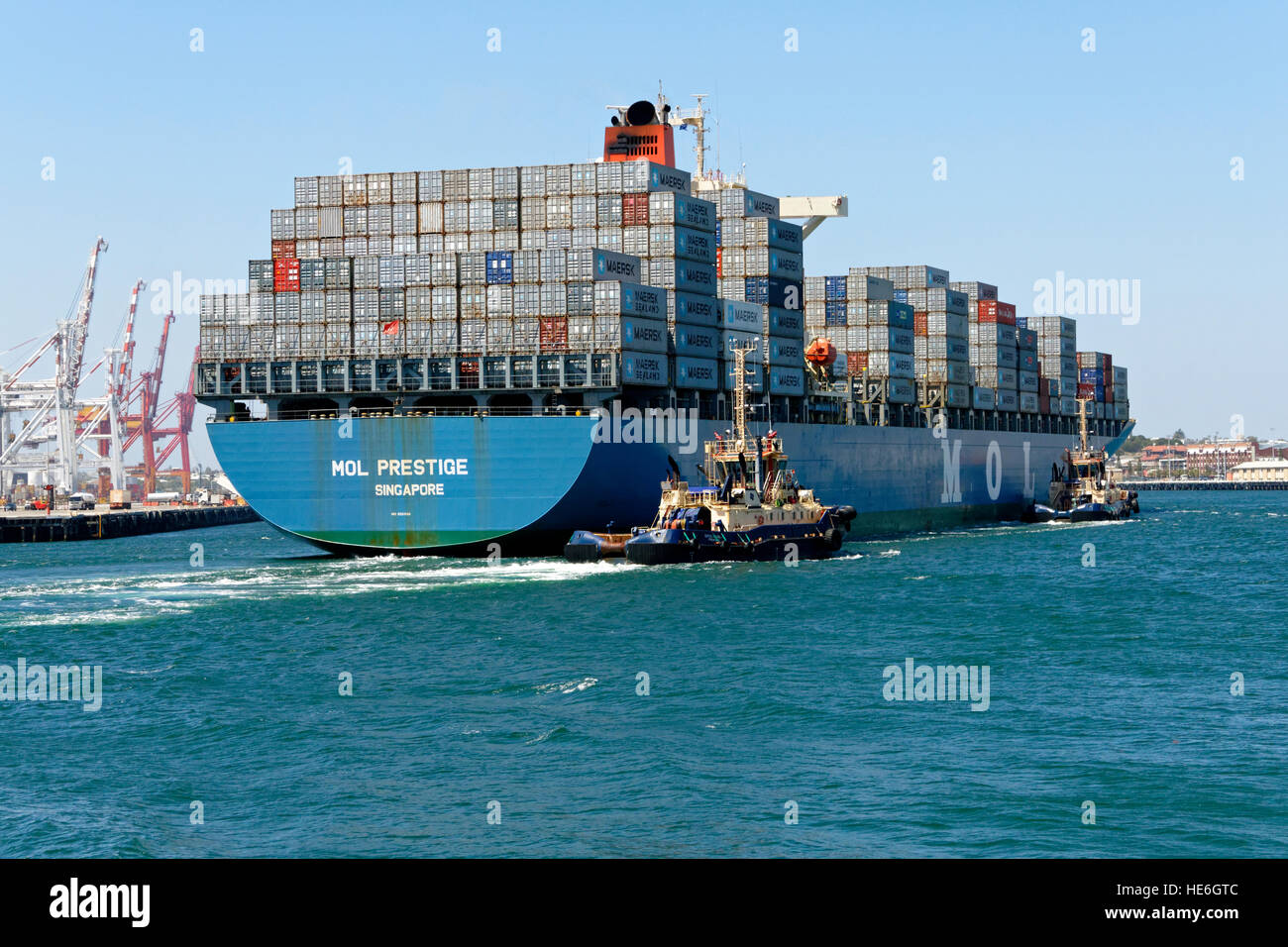 Nave portacontainer Mol Prestige Singapore, entrando nel porto di Fremantle, Western Australia. Foto Stock