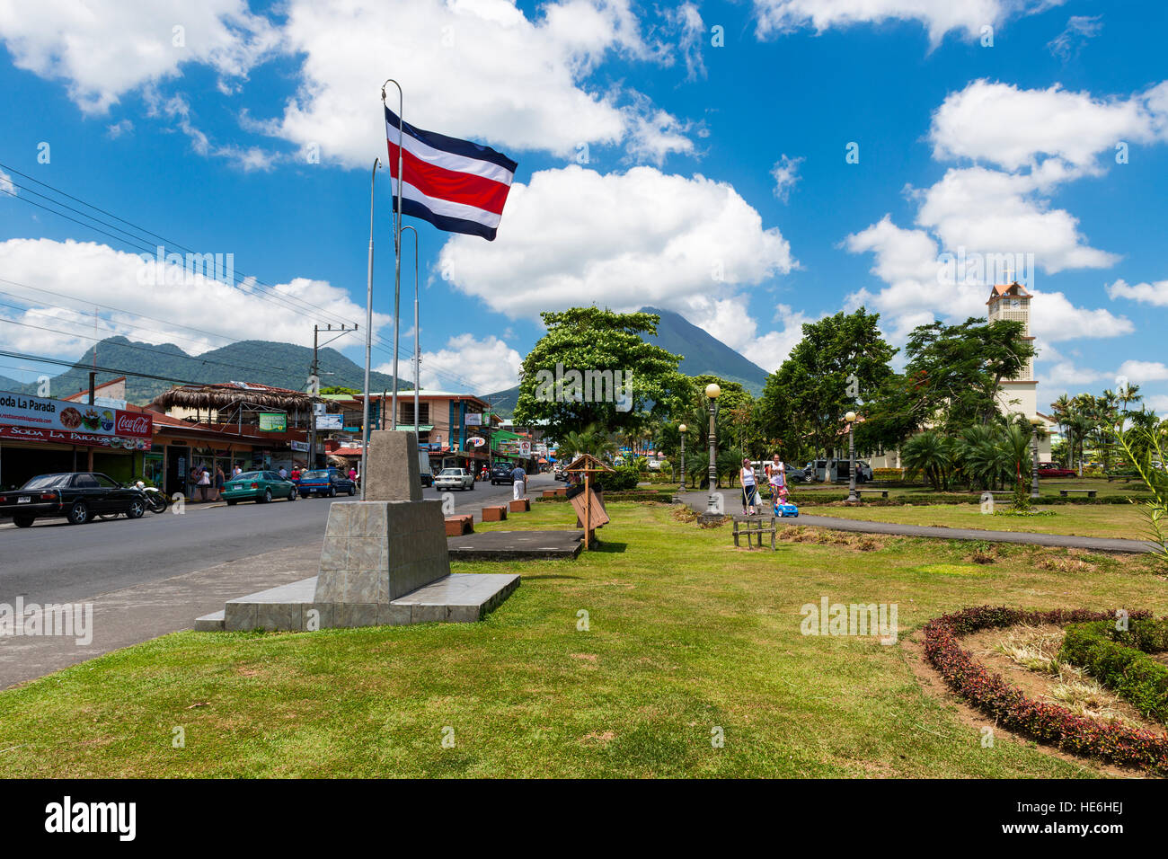 La Fortuna, Costa Rica - 31 Marzo 2014: veduta della città di La Fortuna in Costa Rica con il Vulcano Arenal sul retro. Foto Stock