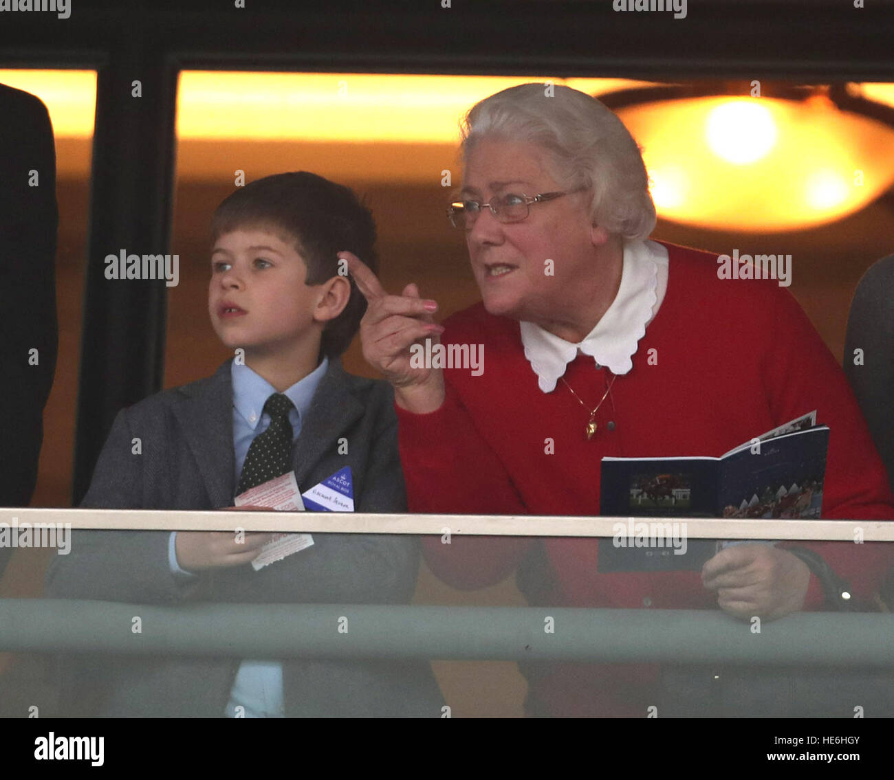 James, Visconte Severn, il figlio del conte e la Contessa di Wessex, orologi racing a Ascot, Berkshire. Foto Stock