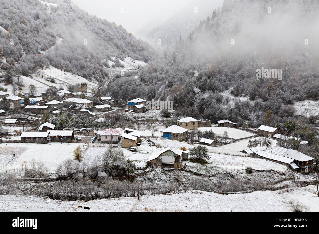Villaggio di montagna nelle montagne del Caucaso in inverno, Georgia. Foto Stock