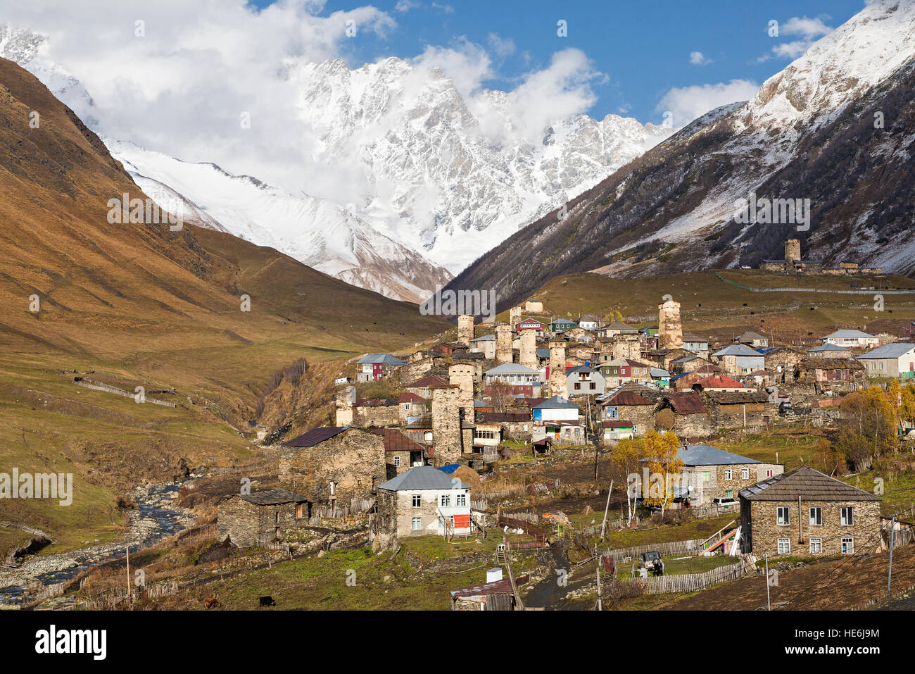 Villaggio Ushguli nelle montagne del Caucaso in Georgia. Foto Stock