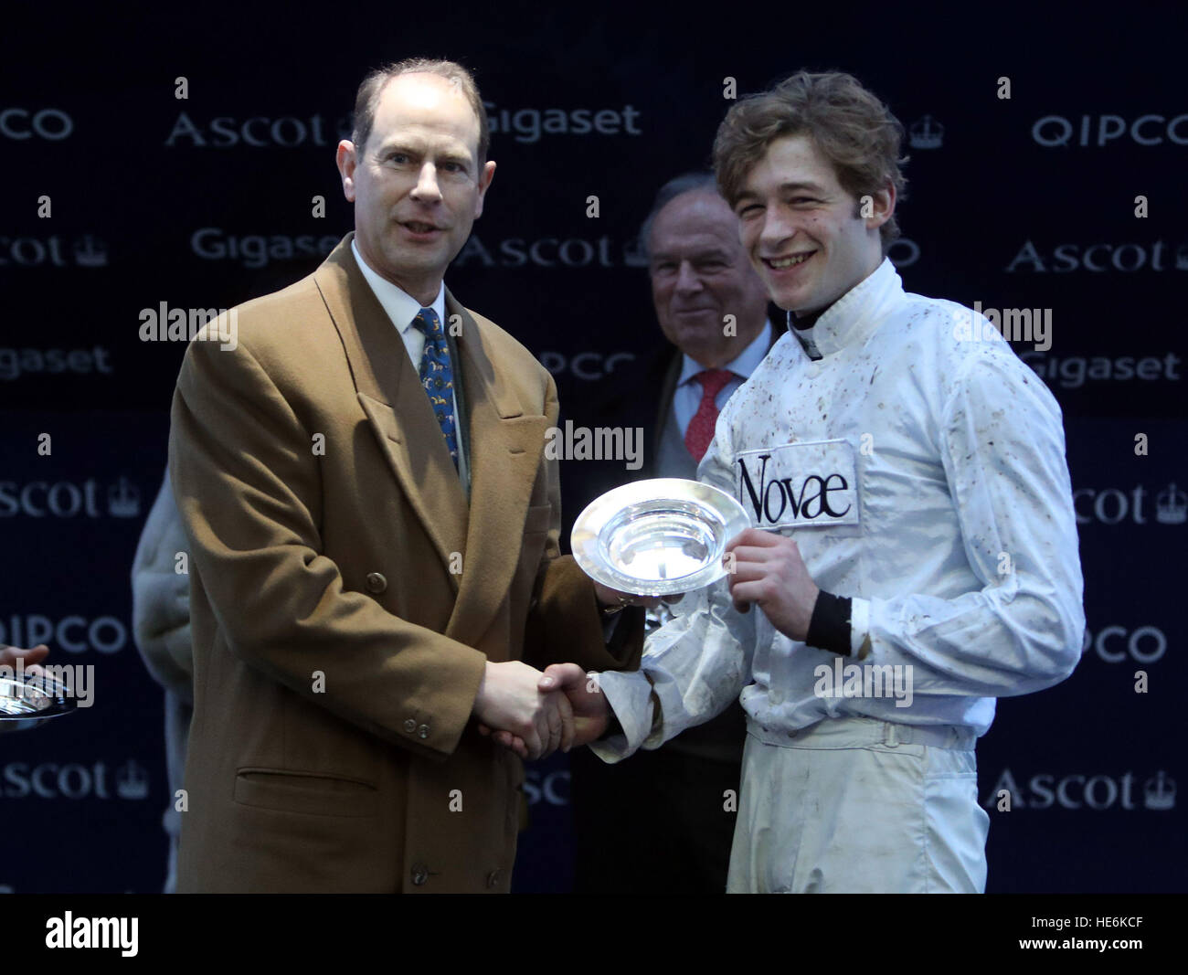 L'Earl del Wessex (sinistra) presenta il trofeo al vincitore di jockey David Mullins dopo il suo cavallo Brain Power ha vinto il Wessex giovani fiducia Handicap Hurdle durante il Natale Racing Weekend al Ascot Berkshire. Foto Stock