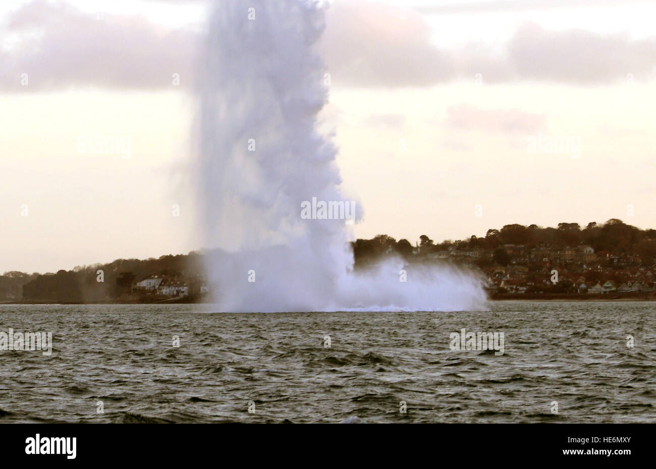 Royal Navy Bomb Disposal esperti hanno distrutto un tedesco 500lb bomba trovata in Portsmouth Porto. Il dispositivo della seconda guerra mondiale è stato trovato alle 5 del mattino questa mattina da una chiatta Dragaggio del porto prima della data prevista di arrivo la prossima primavera della HMS Queen Elizabeth - la Royal Navy è di nuovo di 65.000 t portaerei. La bomba è stata rimorchiata in acque aperte a 1.5 miglia a est dell' Isola di Wight dove un esplosione controllata ha avuto luogo a 4pm di oggi. Porto i movimenti erano limitato mentre il dispositivo è stato trainato fuori attraverso l'ingresso del porto. Capitano di Portsmouth Base Navale, Capitano Bill olifante, ha detto: "Questo è il terzo p Foto Stock