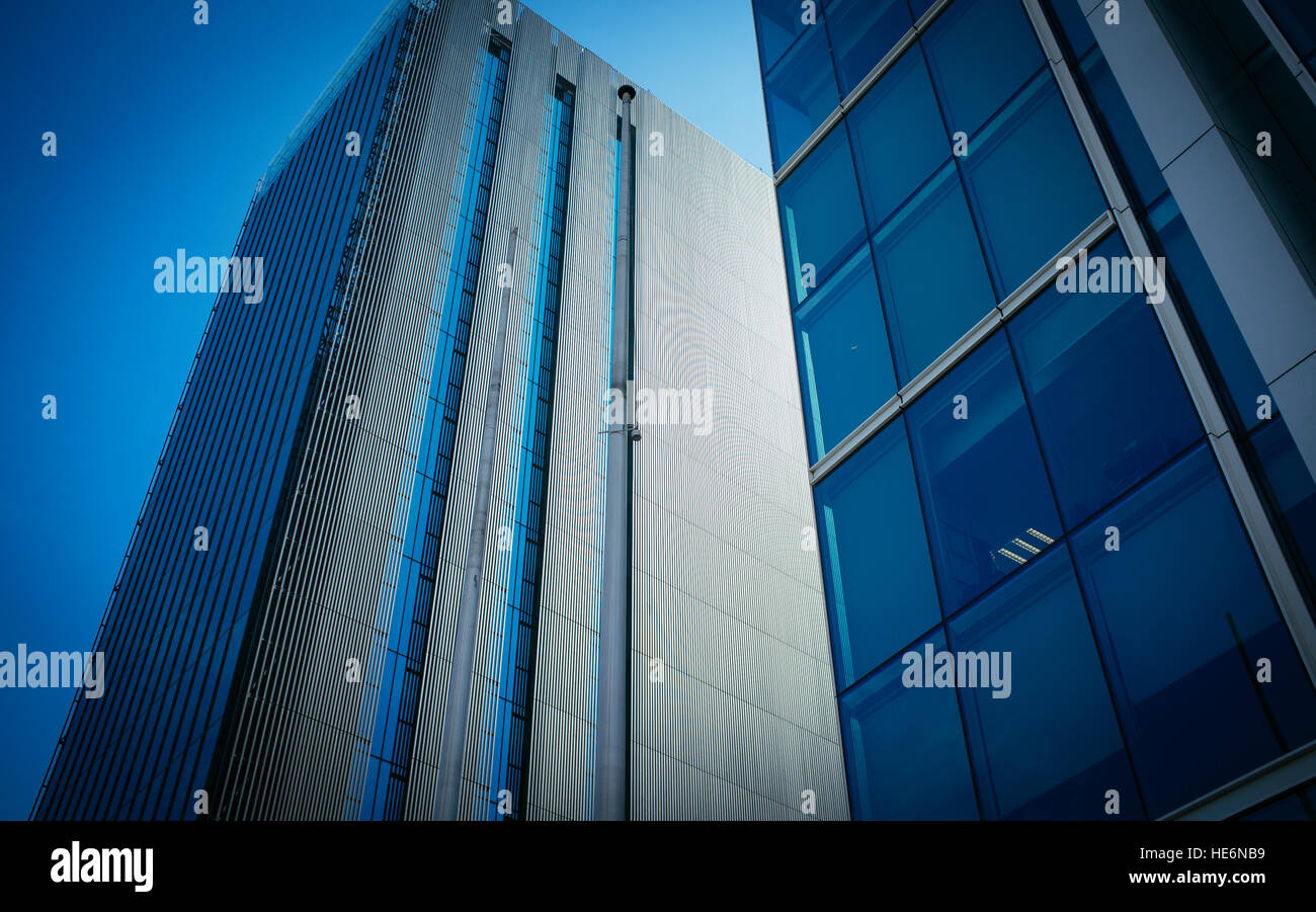 Edifici moderni a salire verso il cielo Foto Stock
