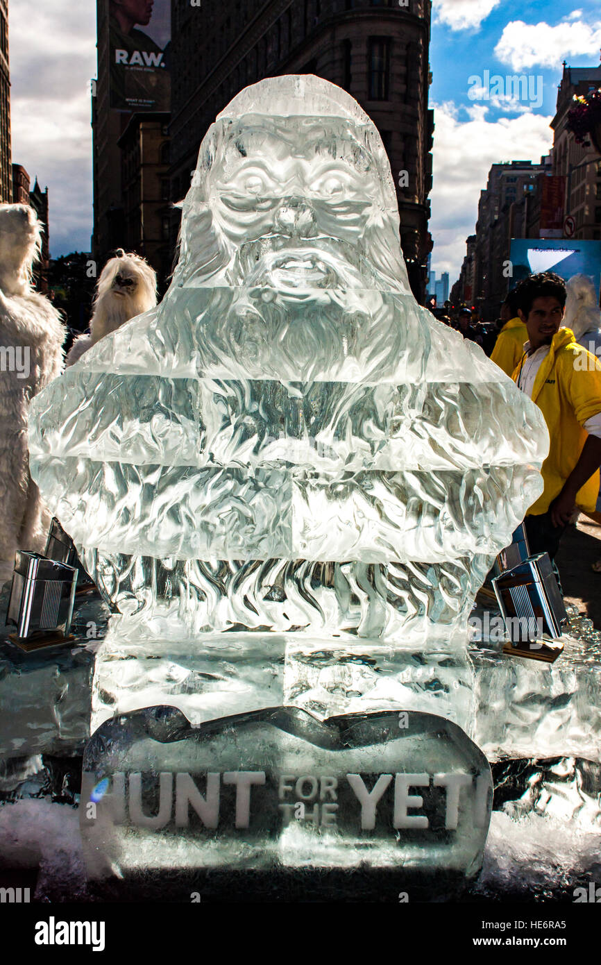 NEW YORK, Stati Uniti d'America - 4 ottobre 2016: ignoti a spedizione sconosciuto: caccia per Yeti campagna per il canale viaggi Foto Stock