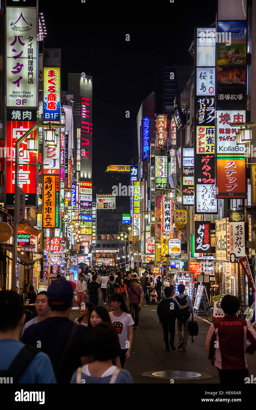 TOKYO, Giappone - 2 ottobre 2016: folla di gente al famoso incrocio di Shibuya di giunzione a notte tempo. Shibuya è un popolare Foto Stock