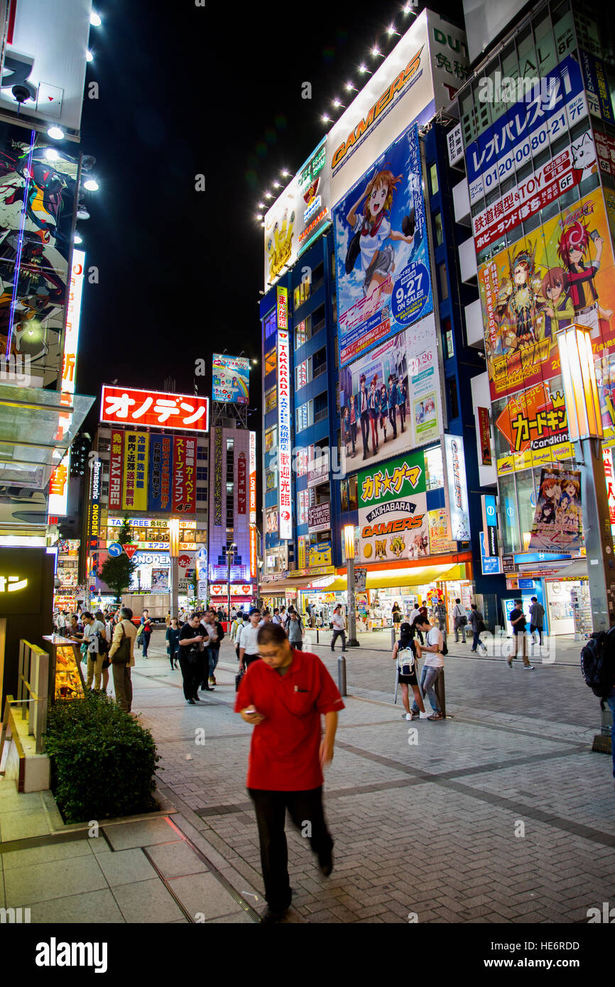 Persone non identificate sulla strada nel quartiere di Akihabara a Tokyo. Foto Stock