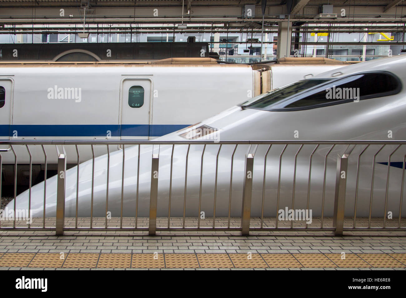 Shinkansen N700 treno veloce alla stazione di Kyoto in Giappone. N700 serie treni hanno una velocità massima di 300 km/h. Foto Stock